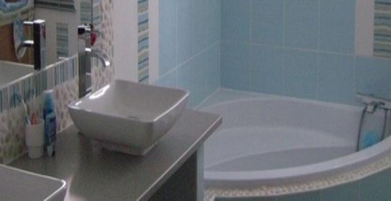 Salle de bains à Pissotte par DT Bâtiment